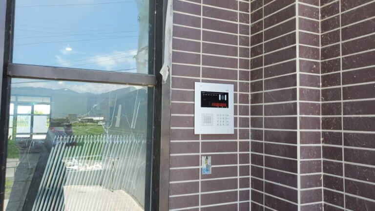 【寬闊玉稻愛】2024年05月31日_弱電安裝_大門陽極鎖安裝完成2